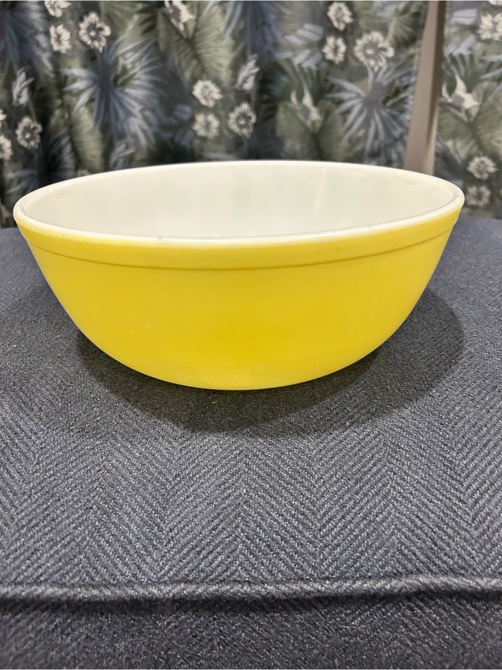 Vintage PYREX Yellow Primary Color Mixing Bowl 404 Large 4 Quart